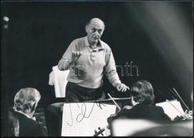 1981 Sir Solti György (1912-1997) karmester Romeo és Júliát vezényel aláírt sajtófotó 18x12 cm