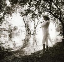 cca 1985 Éva lubickolni készül, Menesdorfer Lajos (1941-2005) budapesti fotóművész hagyatékából, 5 d...