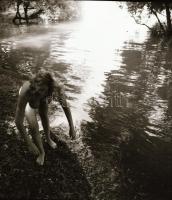 cca 1985 Éva lubickolni készül, Menesdorfer Lajos (1941-2005) budapesti fotóművész hagyatékából, 5 d...