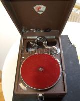 Cca 1950-es évek orosz (szovjet) kurblis gramofon, működőképes (lemez nélkül)