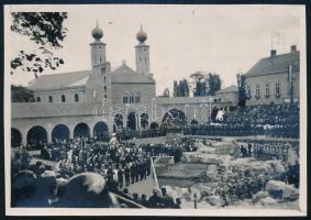1938 Székesfehérvár, a történelmi romkert avatásán készült, feliratozott vintage fotó, 6x8,3 cm