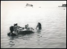 cca 1992 Badacsony, egy forró nyári napon reggeli a Balatonban, jelzés nélküli vintage fotó, 13x18 cm
