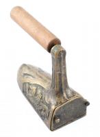 Szecessziós vasaló, melegítő vassal, kopott, jelzés nélkül, bronz, m:16,5cm