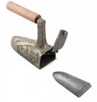 Szecessziós vasaló, melegítő vassal, kopott, jelzés nélkül, bronz, m:16,5cm
