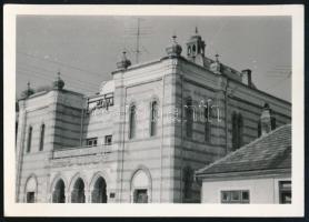 cca 1960 Esztergom, zsinagóga, fotó, 7,5×10,5 cm