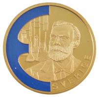 2000. Svédország (Alfred Nobel) aranyozott Cu-Ni, részben kézzel festett emlékéremDie ersten Farb-Europa-Prägungen sorozatból, sorszámozott tanúsítvánnyal (40mm) T:PP  2000. Sverige (Alfred Nobel) gold plated Cu-Ni, partially hand painted commemorative medallion from Die ersten Farb-Europa-Prägungen series, with serial numbered certificate (40mm) C:PP