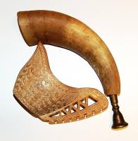 Faragott díszes fapohár mellé szaruból készült rézfúvókás kis méretű kürt