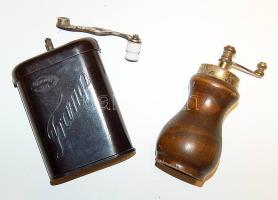 Fából készült rézkarú borsdaráló és egy század közepén készített műanyag Tramp márkájú kávédaráló