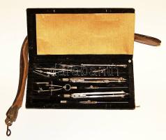 Múlt századi borotvafenő szíj egy szovjet körzőkészlettel tokban és egy régi réz gyertyatartó jó állapotban 12 cm magassággal