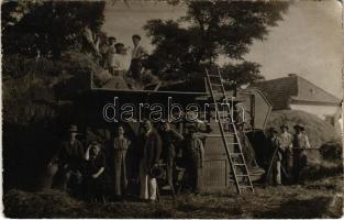 Mezőgazdasági munka cséplőgéppel / Hungarian folklore, agricultural work with threshing machine. photo (EK)