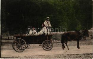 1918 Karpathen. Fahrende Husulen / Karpaty. Jadacy Huculi / Traveling Hutsuls in the Carpathians (EK)