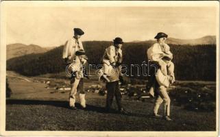 1931 Helpa (Gömör, Gemer); Velká noc v Helpe, Zábavka Kozky, rozky, z kona srst. Národopisny odbor Matice Slovenskej / Húsvét / Easter in Helpa, boys game, folklore