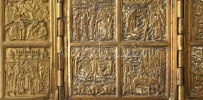 Orosz tetraptichon (4 oldalú fém ikon). Öntött patinázott bronz. 18x42cm. Az első három táblán a lit...