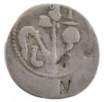 Római Birodalom / Róma / Julius Caesar Kr. e. 49-48. Denár Ag bankári jelzésekkel (3.38g) T:3
Roman...