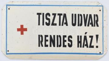 cca 1970 Tiszta udvar rendes ház! zománcozott fém tábla, rozsdafoltokkal, 12×22 cm