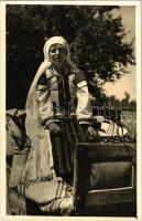 Taranca din Valea Jiului / Bäuerin aus dem Schieltal / Zsil-völgyi parasztasszony / Transylvanian folklore from Valea Jiului. Foto orig. J. Fischer (Sibiu)