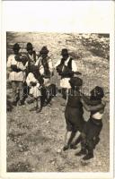 1935 Gyilkos-tó, Ghilcos, Lacul Rosu; csárdás a Békás-szorosban / Cheile Bicazului / Transylvanian folklore, traditional dance. photo (EK)