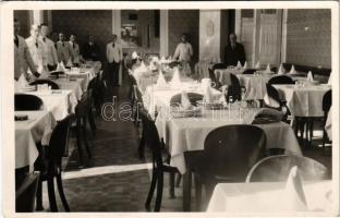 Nagyvárad, Oradea; Kék Macska étterem, belső, pincérek. Kapuczinus utca 10. / restaurant interior with waiters