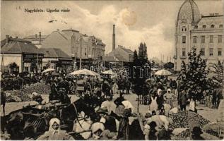 1913 Nagykőrös, Ugorka (uborka) vásár, piaci árusok, tömeg, Hercz Hermann és Singer Mór üzlete. Kiadja Székely Albert