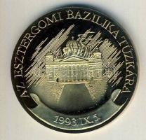 1993. "Az Esztergomi Bazilika tűzkára-Köszönettel a nagylelkű segítségért" aranyozott Br emlékérem. Szign.Bozó T:PP Eredeti díszdobozban!