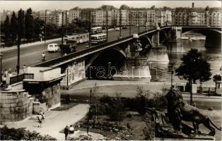 Budapest, Margit híd, villamos, autóbusz, automobil. Képzőművészeti Alap Kiadóvállalat