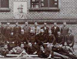 1900 Az iparrajziskola építészeti osztályának osztálytablója, az osztályfőnök kismarty Lechner Jenő ...