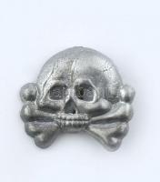 SS halálfejes sapkajelvény. Aluminium, korai változat. Replika? / SS-Totenkopf early badge 23x20 mm