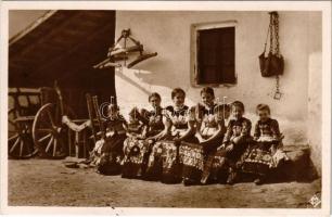 Mezőkövesdi lányok / Hungarian folklore