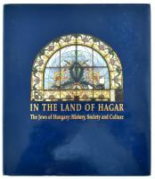 In The Land of Hagar. The Jews of Hungary: History, Society and Culture. Editor: Anna Szalai. Kiadói egészvászon kötés, papír védőborítóval, jó állapotban.