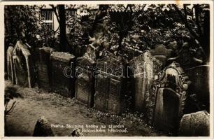 Praha, Prag; Skupina hrobu na starém zidovském hrbitove / old Jewish cemetery, Judaica