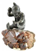 Bányász törpe figura ásvány talapzaton, m: 7 cm