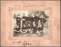 cca 1905 Az RPFC Rákospalotai Football Club játékosai nevesített tablón: Cseriring, Lővy, Buri, Pick, Berenczy, Ángyán, Weszelák, Kohn, Martingano, Lányi, Nemes. 28x22 cm. Törésnyommal a sarkán