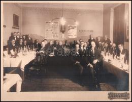 cca 1925 Hajdúböszörmény, az ipartestület díszterme, kartonra kasírozott fotó, Corvin műterem, 15,8×...