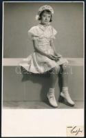 1940 Kislány ünneplőben, portré Laub Juci műterméből, 13,8×8 cn
