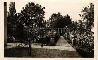 Balatonboglár, Magyar Államvasútiak Takarék- és Segélyszövetkezete üdülőtelepe, kerti bejárat (apró lyuk / tiny pinhole)