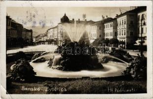 1930 Besztercebánya, Banská Bystrica; Hl. Námestie / Fő tér, szökőkút, Hotel Rák szálloda, étterem és kávéház, üzletek / main square, fountain, hotel, restaurant and café, shops (EB)