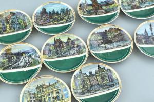 Olvashatatlan jelzéssel: 1976, 12 személyes mokkás készlet, egy csésze törött. Varsó látképével, kéz...