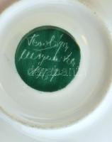 Olvashatatlan jelzéssel: 1976, 12 személyes mokkás készlet, egy csésze törött. Varsó látképével, kéz...