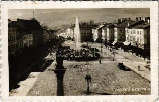 Besztercebánya, Banská Bystrica; Fő tér, szökőkút, Oskar Bárczy, Ivan Kulisek üzlete, szálloda / main square, fountain, shops, hotel (EK)