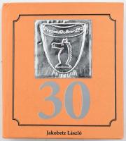 Jakobetz László: 30 éves Barcza Gedeon SC sakkosztálya. The chess division of Barcza Gedeon SC is 30 years old. Bp., 2017, Jako Chess Books. Magyar és angol nyelven. Kiadói kartonált papírkötés, fém rátéttel a borítón. 269. számú számozott példány.