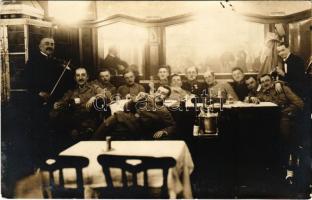 Osztrák-magyar katonák mulatozás közben, Törley pezsgő / K.u.k. military officers and soldiers having fun. photo (EK)