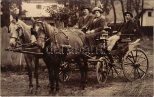 Előkelő család lovas hintón, Bándy és felesége / Noble family in horse chariot. photo