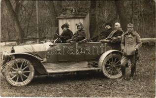 Előkelő család autóban / Noble family in vintage automobile. Louis Pichler photo (fl)
