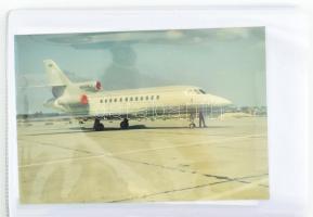 cca 1960-1970 34 db Ferihegyen készült magyar és külföldi repülőket ábrázoló fénykép kis berakóban