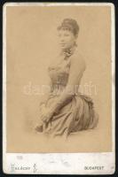cca 1870 Női portré, keményhátú fotó Halácsy budapesti műterméből, 16×10 cm
