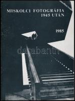 1985-1987 Miskolci fotográfiával kapcsolatos tétel, 4 db:   A miskolci fotográfia 1945 előtt. Kiállítási katalógus. Bp., 1986., Miskolci Galéria. Fekete-fehér fotókkal illusztrált. Papírkötés.;   Miskolci fotográfia 1945 után. Kiállítási katalógus. Bp., 1985., Miskolci Galéria. Fekete-fehér fotókkal illusztrált. Papírkötés.;   A miskolci fotográfia története. Hermann Ottó Múzeum Miskolci Fotótörténeti Gyűjteményének kiállítási prospektusa. Miskolc, 1987, B-A-Z M. Múzeumi Igazgatóság, 2 sztl. lev.;   A miskolci fotográfia története. Műtárgyjegyzék. 1987. Miskolc, 1987., Rákóczi Ferenc Könyvtár. Papírkötés. Megjelent 300 példányban.;