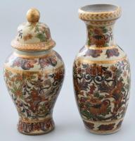 2 db japán porcelán váza, kézzel festett, jelzés nélkül, kopásnyomokkal, m: 15 cm
