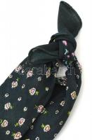 Zöld szíves kendő, havasi gyopáros medállal, h: cca 55cm