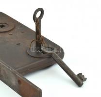 Régi nagyméretű zár, 2db kulccsal, kilinccsel, kopott. Működik. h: 36cm