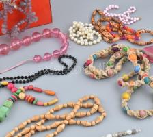 Fél cipős doboznyi vegyes bizsu nyakláncok